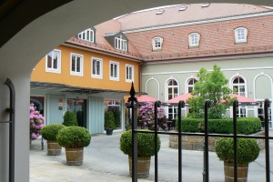 Innenhofansicht mit Eingang des Hotels Goldener Anker Radebeul bei Dresden