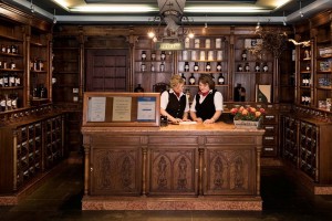 Die Rezeption des Hotels Goldener Anker Radebeul im Stil einer historischen Apotheke